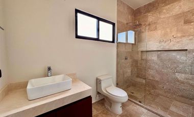 CASA EN VENTA EQUIPADA CON 1 RECÁMARA EN PB Y 3 RECÁMARAS EN PLANTA ALTA EN DZITYA