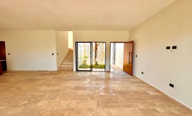CASA EN VENTA EQUIPADA CON 1 RECÁMARA EN PB Y 3 RECÁMARAS EN PLANTA ALTA EN DZITYA