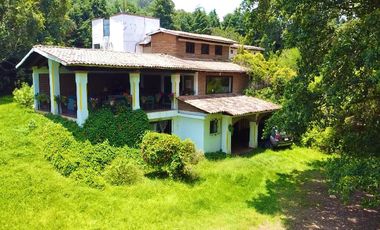 Casa en venta con arquitectura clásica y acabados rústicos con periferia boscosa