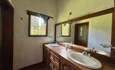 Casa en venta con arquitectura clásica y acabados rústicos con periferia boscosa
