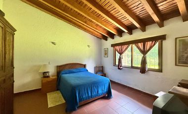 Casa en venta con arquitectura clásica y acabados rústicos con periferia boscosa