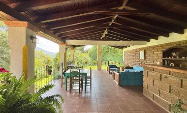 Casa en venta con arquitectura clásica y acabados rústicos con periferia boscosa