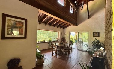 Casa en venta con arquitectura clásica y acabados rústicos con periferia boscosa
