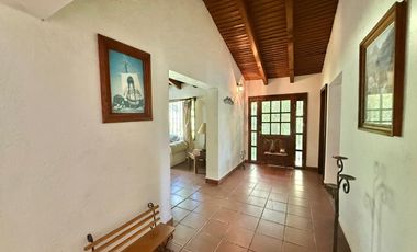 Casa en venta con arquitectura clásica y acabados rústicos con periferia boscosa