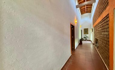 Casa en venta con arquitectura clásica y acabados rústicos con periferia boscosa
