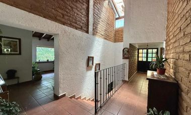 Casa en venta con arquitectura clásica y acabados rústicos con periferia boscosa