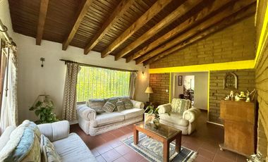 Casa en venta con arquitectura clásica y acabados rústicos con periferia boscosa