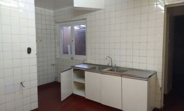Venta de Céntrica casa para destino comercial