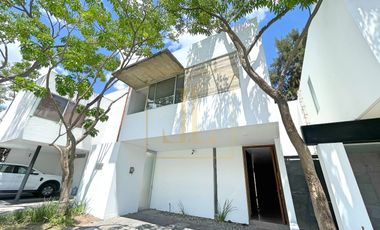 Casa en Renta en Condominio Monarca