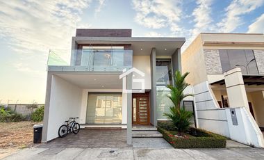 Casa de 4 Habitaciones en Venta en Urbanización Portal del Río – Machala