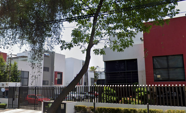 Casa en Venta dentro de fraccionamiento en Lomas Estrella, Iztapalapa.