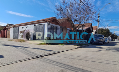 Se arrienda cómoda casa esquina con excelente conectividad y potencial comercial.