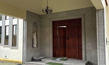 Exclusiva Finca en Venta con Elegante Diseño Mexicano y Caballerizas. Amueblada