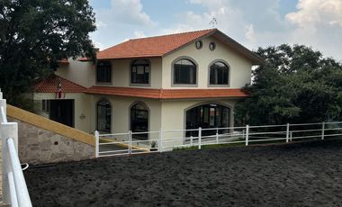 Exclusiva Finca en Venta con Elegante Diseño Mexicano y Caballerizas. Amueblada