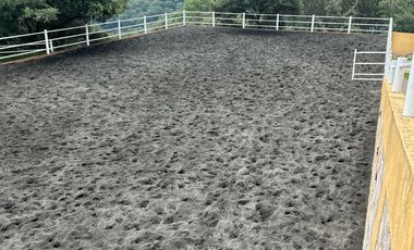 Exclusiva Finca en Venta con Elegante Diseño Mexicano y Caballerizas. Amueblada