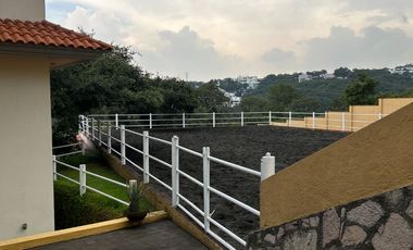 Exclusiva Finca en Venta con Elegante Diseño Mexicano y Caballerizas. Amueblada