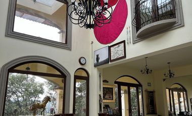 Exclusiva Finca en Venta con Elegante Diseño Mexicano y Caballerizas. Amueblada