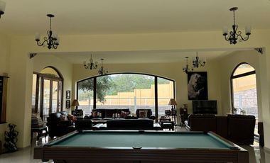 Exclusiva Finca en Venta con Elegante Diseño Mexicano y Caballerizas. Amueblada