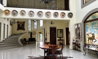 Exclusiva Finca en Venta con Elegante Diseño Mexicano y Caballerizas. Amueblada
