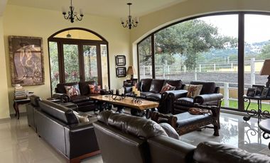 Exclusiva Finca en Venta con Elegante Diseño Mexicano y Caballerizas. Amueblada
