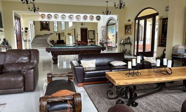 Exclusiva Finca en Venta con Elegante Diseño Mexicano y Caballerizas. Amueblada