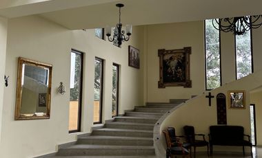 Exclusiva Finca en Venta con Elegante Diseño Mexicano y Caballerizas. Amueblada