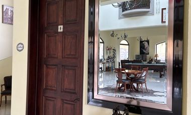 Exclusiva Finca en Venta con Elegante Diseño Mexicano y Caballerizas. Amueblada