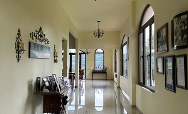 Exclusiva Finca en Venta con Elegante Diseño Mexicano y Caballerizas. Amueblada