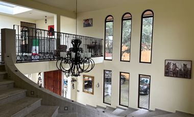 Exclusiva Finca en Venta con Elegante Diseño Mexicano y Caballerizas. Amueblada