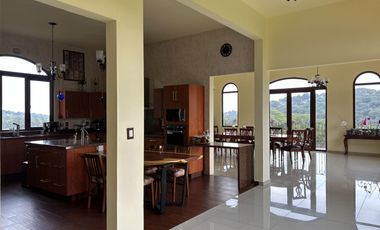 Exclusiva Finca en Venta con Elegante Diseño Mexicano y Caballerizas. Amueblada