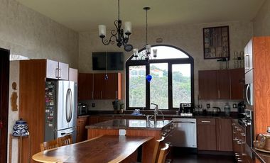 Exclusiva Finca en Venta con Elegante Diseño Mexicano y Caballerizas. Amueblada