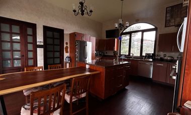 Exclusiva Finca en Venta con Elegante Diseño Mexicano y Caballerizas. Amueblada
