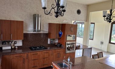 Exclusiva Finca en Venta con Elegante Diseño Mexicano y Caballerizas. Amueblada