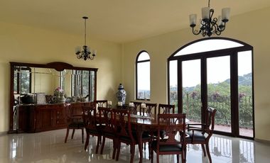 Exclusiva Finca en Venta con Elegante Diseño Mexicano y Caballerizas. Amueblada