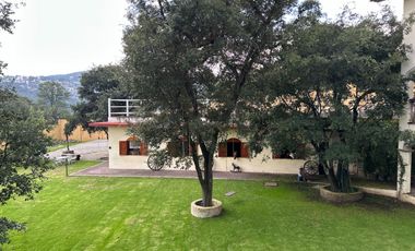 Exclusiva Finca en Venta con Elegante Diseño Mexicano y Caballerizas. Amueblada