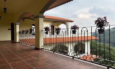 Exclusiva Finca en Venta con Elegante Diseño Mexicano y Caballerizas. Amueblada