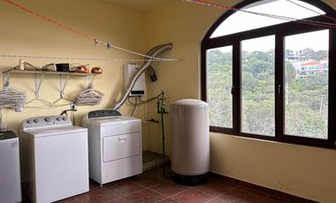 Exclusiva Finca en Venta con Elegante Diseño Mexicano y Caballerizas. Amueblada