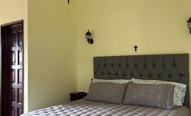 Exclusiva Finca en Venta con Elegante Diseño Mexicano y Caballerizas. Amueblada