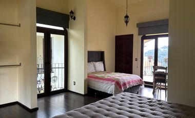 Exclusiva Finca en Venta con Elegante Diseño Mexicano y Caballerizas. Amueblada