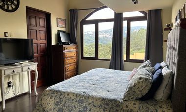 Exclusiva Finca en Venta con Elegante Diseño Mexicano y Caballerizas. Amueblada