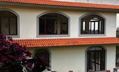 Exclusiva Finca en Venta con Elegante Diseño Mexicano y Caballerizas. Amueblada