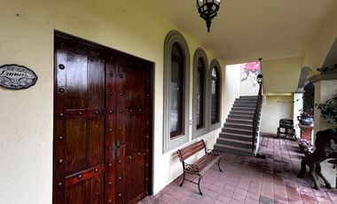 Exclusiva Finca en Venta con Elegante Diseño Mexicano y Caballerizas. Amueblada