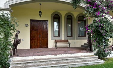 Exclusiva Finca en Venta con Elegante Diseño Mexicano y Caballerizas. Amueblada