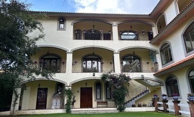 Exclusiva Finca en Venta con Elegante Diseño Mexicano y Caballerizas. Amueblada