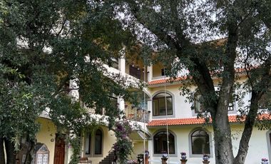 Exclusiva Finca en Venta con Elegante Diseño Mexicano y Caballerizas. Amueblada