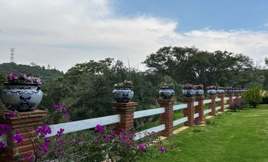 Exclusiva Finca en Venta con Elegante Diseño Mexicano y Caballerizas. Amueblada