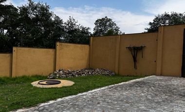 Exclusiva Finca en Venta con Elegante Diseño Mexicano y Caballerizas. Amueblada