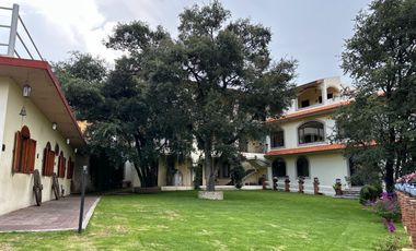 Exclusiva Finca en Venta con Elegante Diseño Mexicano y Caballerizas. Amueblada