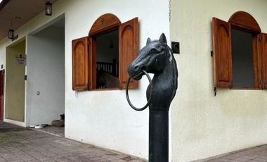 Exclusiva Finca en Venta con Elegante Diseño Mexicano y Caballerizas. Amueblada