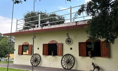Exclusiva Finca en Venta con Elegante Diseño Mexicano y Caballerizas. Amueblada
